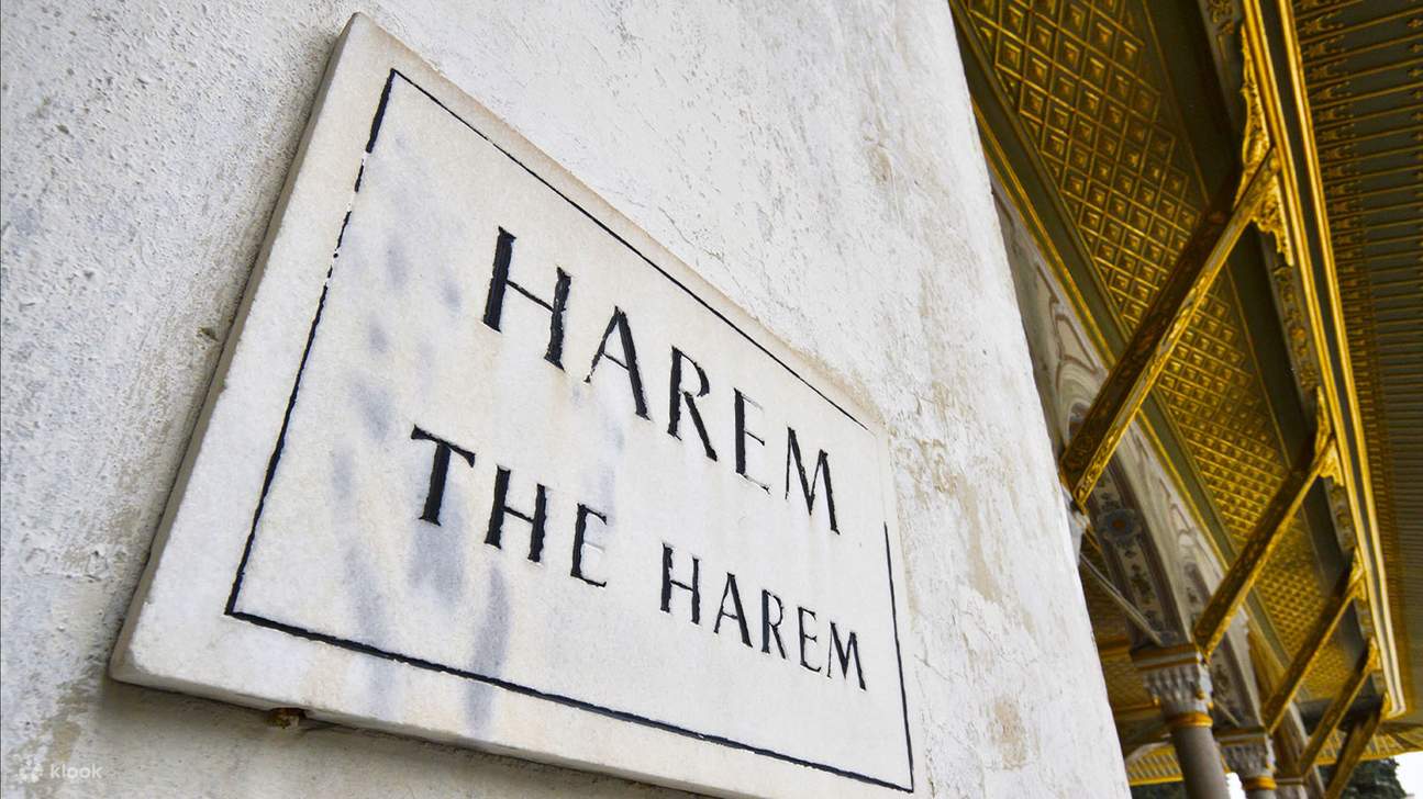 Saksikan pemandangan laut dan cakrawala yang luas melalui jendela-jendela kuno